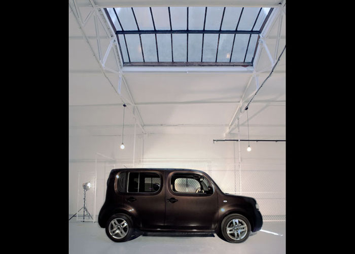 LOADING... a photography by Julien Taylor of Nissan Cube in paris 2009